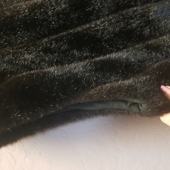 DUFFEL OUTDOOR Black Faux Fur Vest w/front zip up Sz L/XL. EUC Price Firm #2505 - Picture 5 of 9